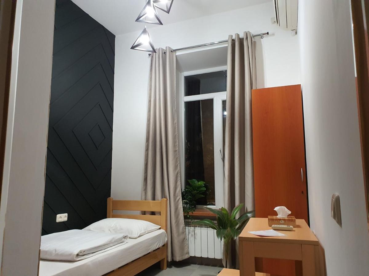 Envoy Hostel & Tours เยเรวาน ภายนอก รูปภาพ