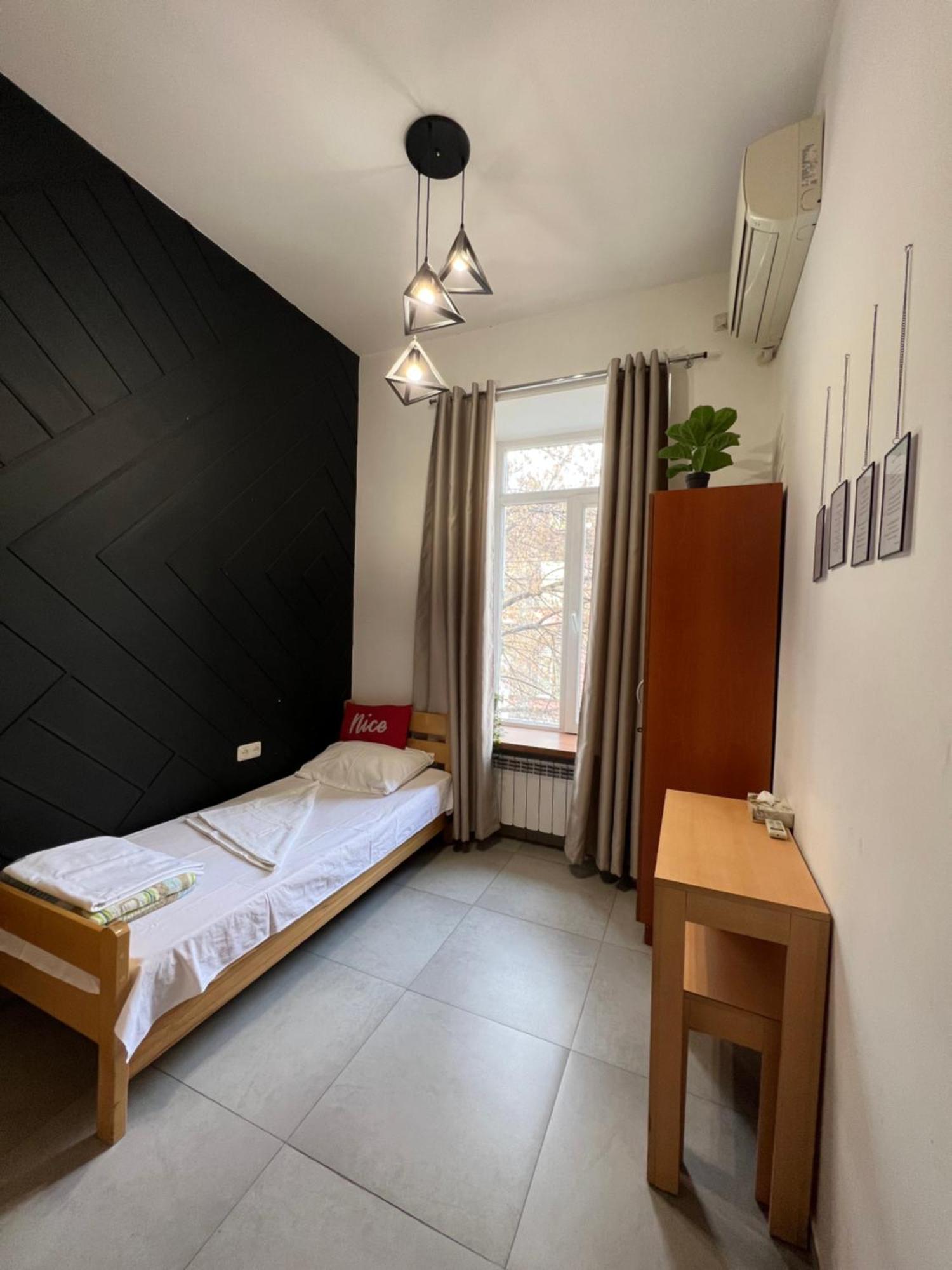 Envoy Hostel & Tours เยเรวาน ภายนอก รูปภาพ